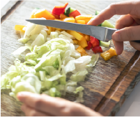 新鮮な野菜をカットしている手元